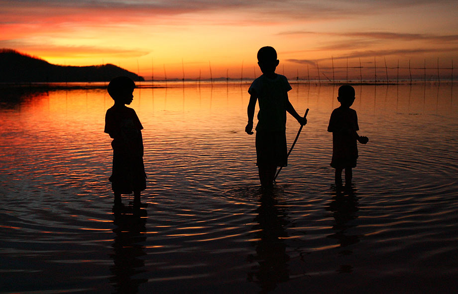 kids searching for crayfish on the beach of Jawili © Fredrik von Erichsen